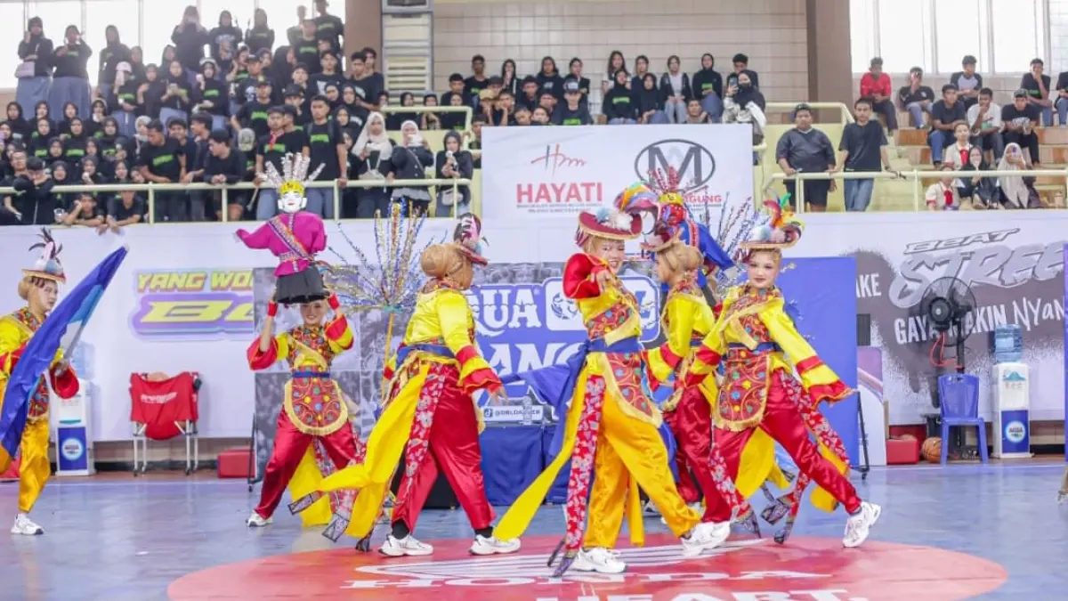 Tim dance SMAN 2 Payakumbuh tampil energik mengusung budaya Betawi di Aqua DBL Dance Competition 2026 West Sumatera. (Foto: DBL for Padek)