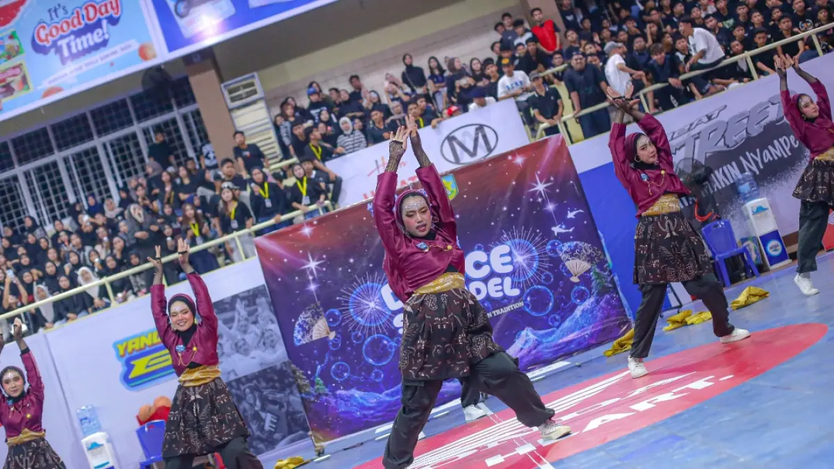 Tim dance SMAN 8 Padang memadukan Tari Kipas, Tari Piring dan gerakan selendang di Aqua DBL Dance Competition 2026 West Sumatra.(Foto: DBL for Padek)