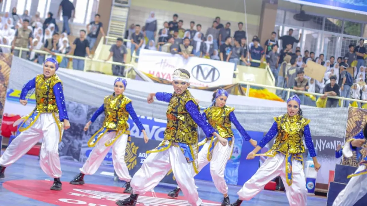 Tim dance SMAN 9 Padang tampil mengusung budaya Bali dengan unsur Tari Kecak, Pendet dan Hanuman di DBL Dance Competition 2026. (Foto: DBL for Padek)