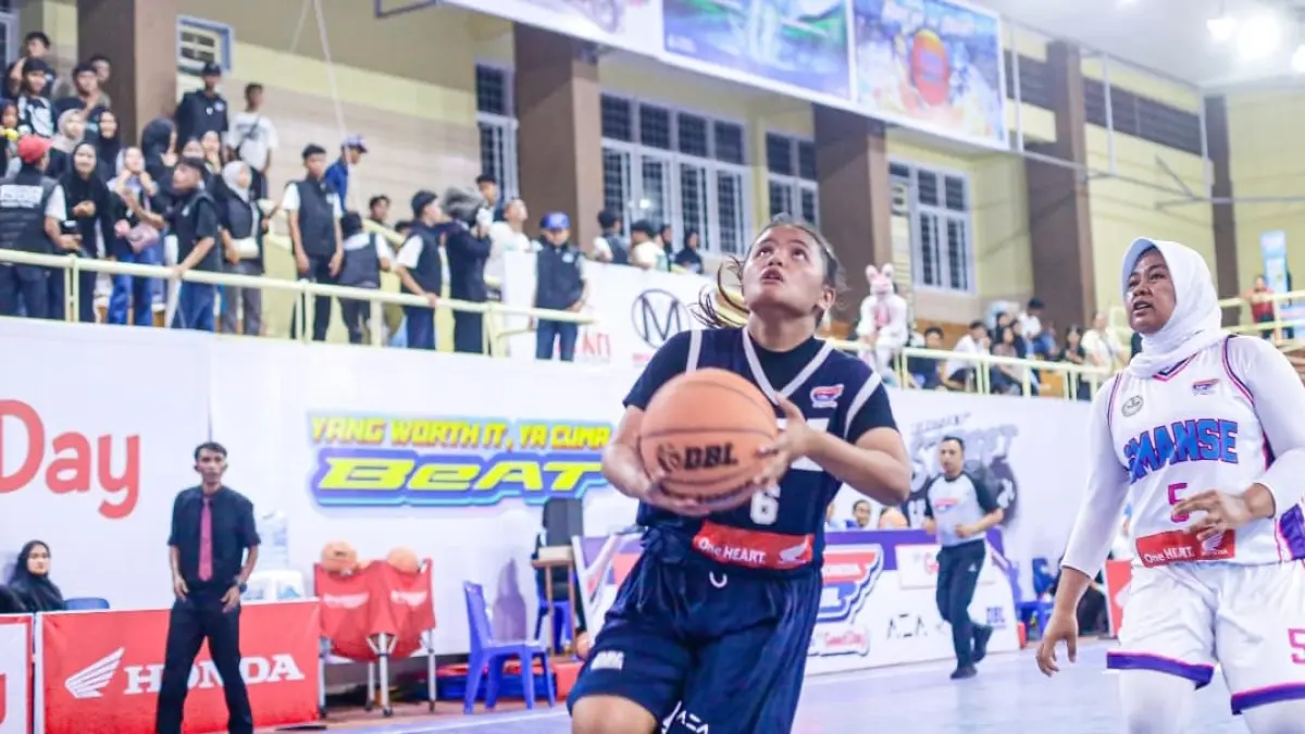 Tim putri SMAN 3 Bukittinggi menghadapi SMAN 9 Padang dalam laga Honda DBL with Kopi Good Day 2026 West Sumatra.(Foto: DBL for Padek)