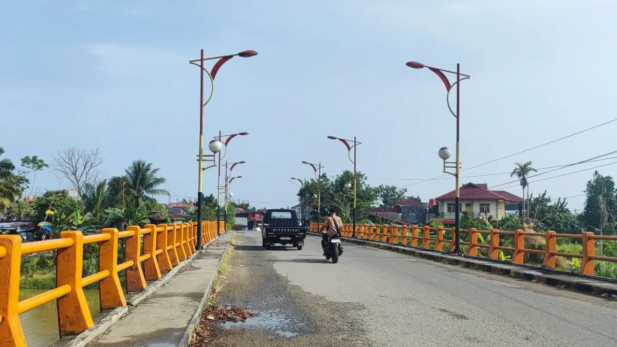 Suasana di sekitar kawasan Jembatan Tunggul Hitam, Padang, diselimuti kabut tipis, Jumat (14/8/2026). Pemko Padang mengimbau masyarakat untuk meningkatkan kewaspadaan dan mengurangi aktivitas di luar rumah menyusul menurunnya kualitas udara yang diduga dipengaruhi asap Karhutla. (Randi/Padek)