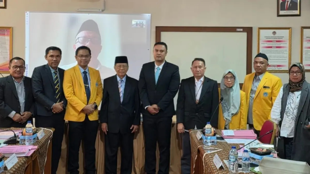 Bupati Sijunjung Benny Dwifa Yuswir (tengah) usai menyelesaikan Ujian Tertutup Disertasi Program Doktor Kajian Lingkungan dan Pembangunan FEB UNP.(Foto: KKPS)