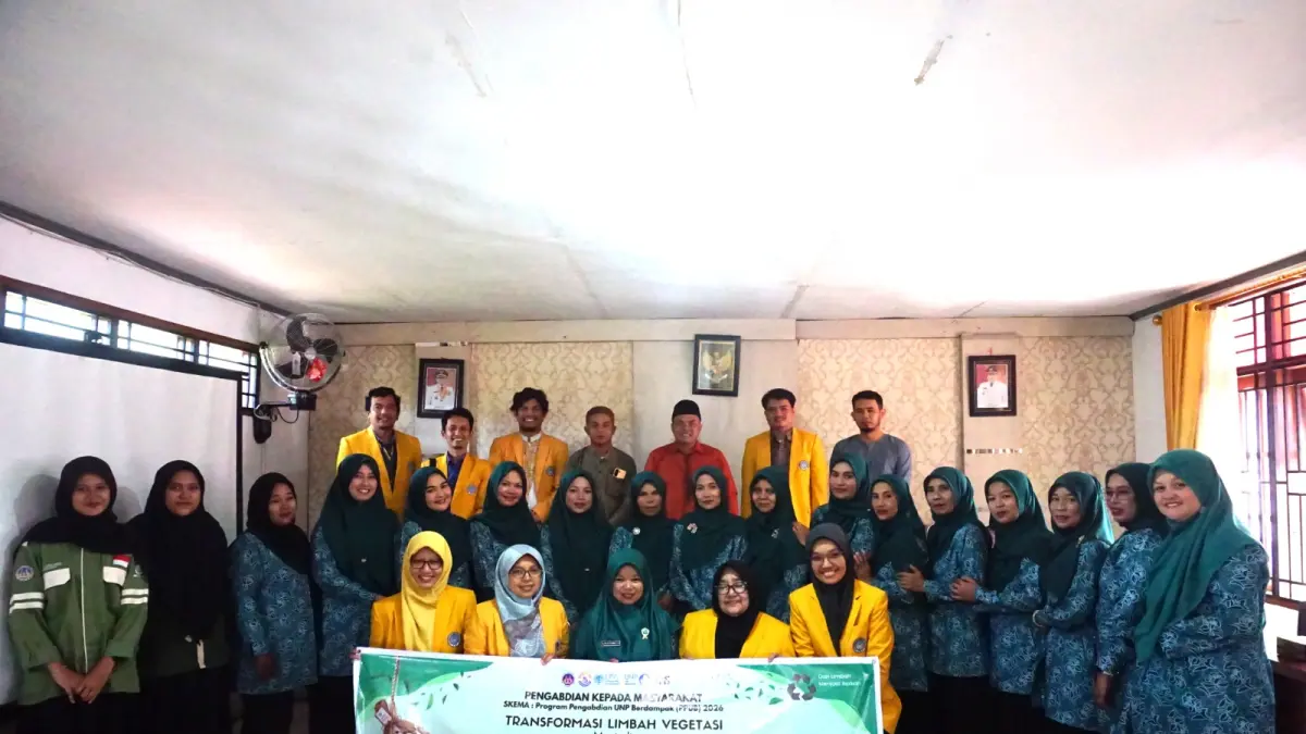 Tim PKM Departemen Biologi UNP Bersama mitra TP PKK Nagari Singgalang usai pembukaan kegiatan di Kantor Wali Nagari Singgalang, Kab. Tanah Datar