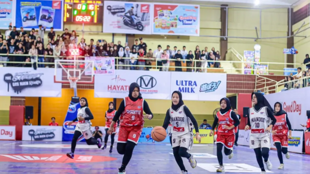 Aksi pemain basket pada pertandingan Honda DBL with Kopi Good Day 2026 West Sumatra di GOR Prayoga Padang.(Foto: DBL for Padek)