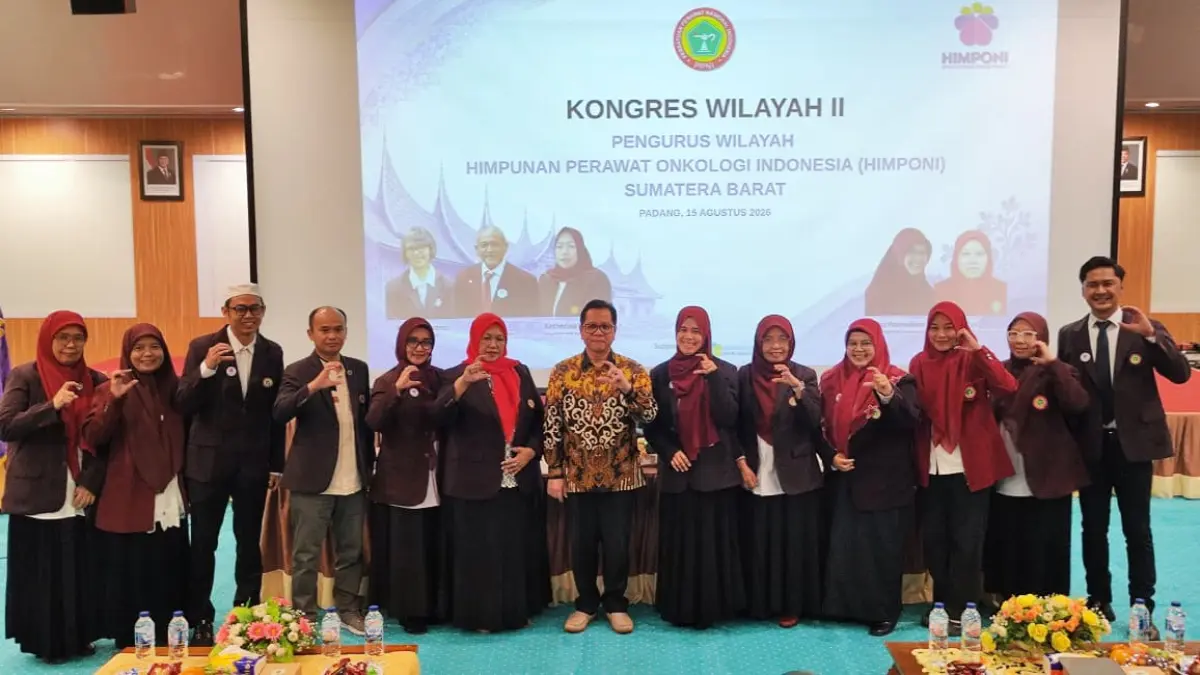Dirut RSUP M Djamil Padang, Dovy Djanas, bersama pengurus dan peserta Kongres Wilayah II HIMPONI Sumbar berfoto bersama usai pembukaan acara, Sabtu (15/8/2026). (Randi/Padek)