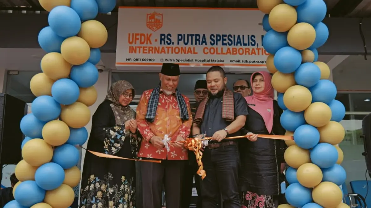 Gubernur Sumbar Mahyeldi didampingi CEO Putra Hospital Melaka, Encik Mohd Zahiruddin, memotong pita peresmian Kantor Kolaborasi Medis Putra Hospital Melaka dan Universitas Fort De Kock di Bukittinggi, Jumat (14/8/2026).