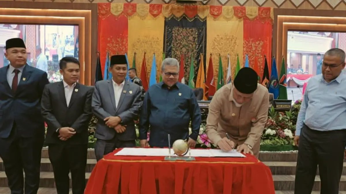 Gubernur Sumbar Mahyeldi menandatangani Nota Kesepakatan Perubahan KUA-PPAS 2026 dan KUA-PPAS 2027, disaksikan Ketua DPRD Sumbar Muhidi (empat kiri), di Ruang Sidang DPRD Sumbar, Padang, Jumat (14/8/2026).