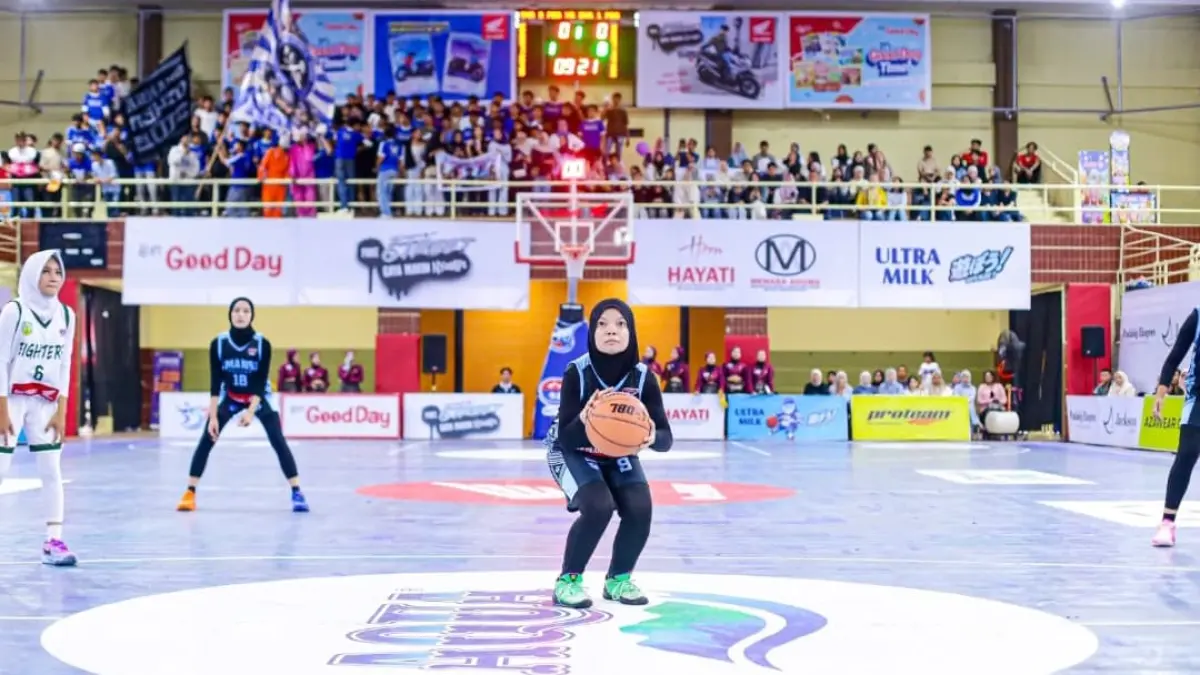 Pemain putri SMAN 1 Padang menghadapi SMAN 8 Padang pada Honda DBL with Kopi Good Day 2026 West Sumatra di GOR Prayoga Padang.(Foto: DBL for Padek)