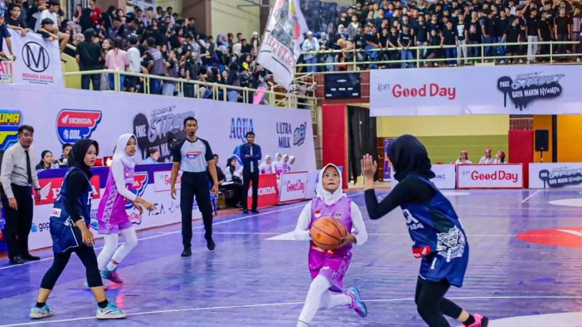 Pemain putri SMAN 14 Padang beraksi saat menghadapi SMAN 4 Padang pada Honda DBL with Kopi Good Day 2026 West Sumatra di GOR Prayoga Padang.(Foto: DBL for Padek)