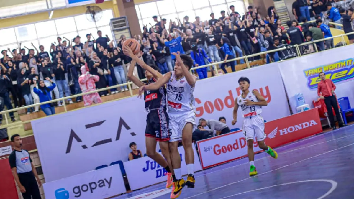Pemain SMA Pembangunan Laboratorium UNP menghadapi pemain SMA DEK pada pertandingan Honda DBL with Kopi Good Day 2026 West Sumatra di GOR Prayoga. (Foto: DBL for Padek)