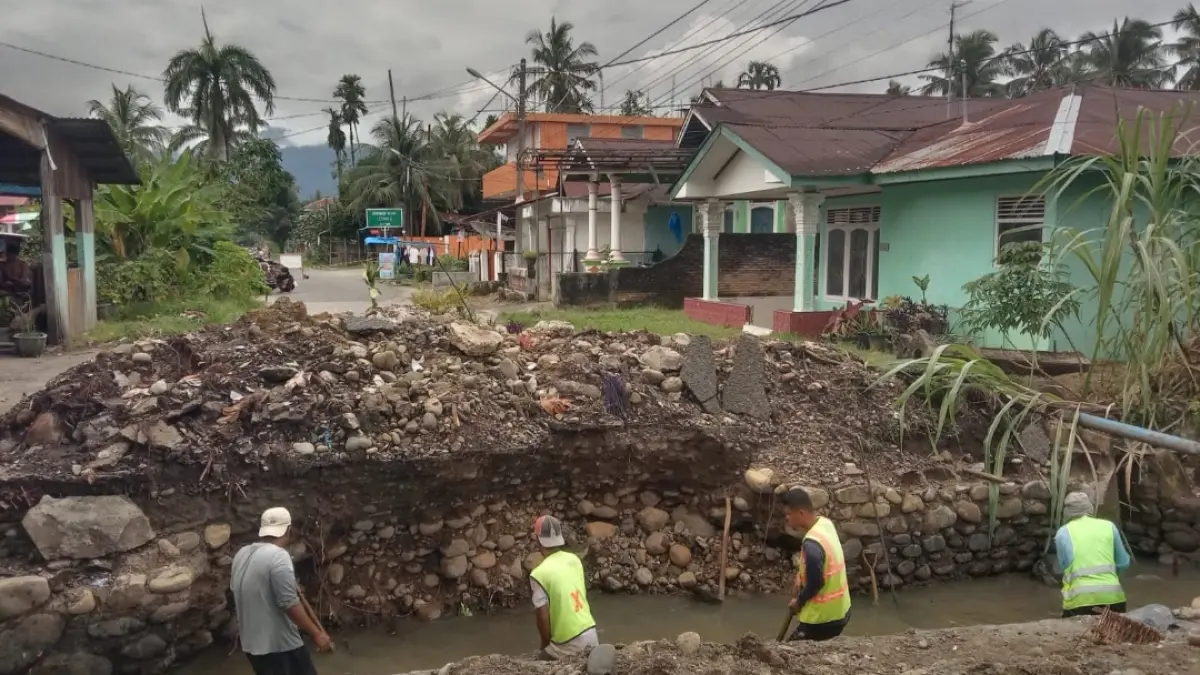 Pemko Padang memperbaiki infrastruktur publik di sejumlah titik pascabencana. (Foto: Diskominfo)