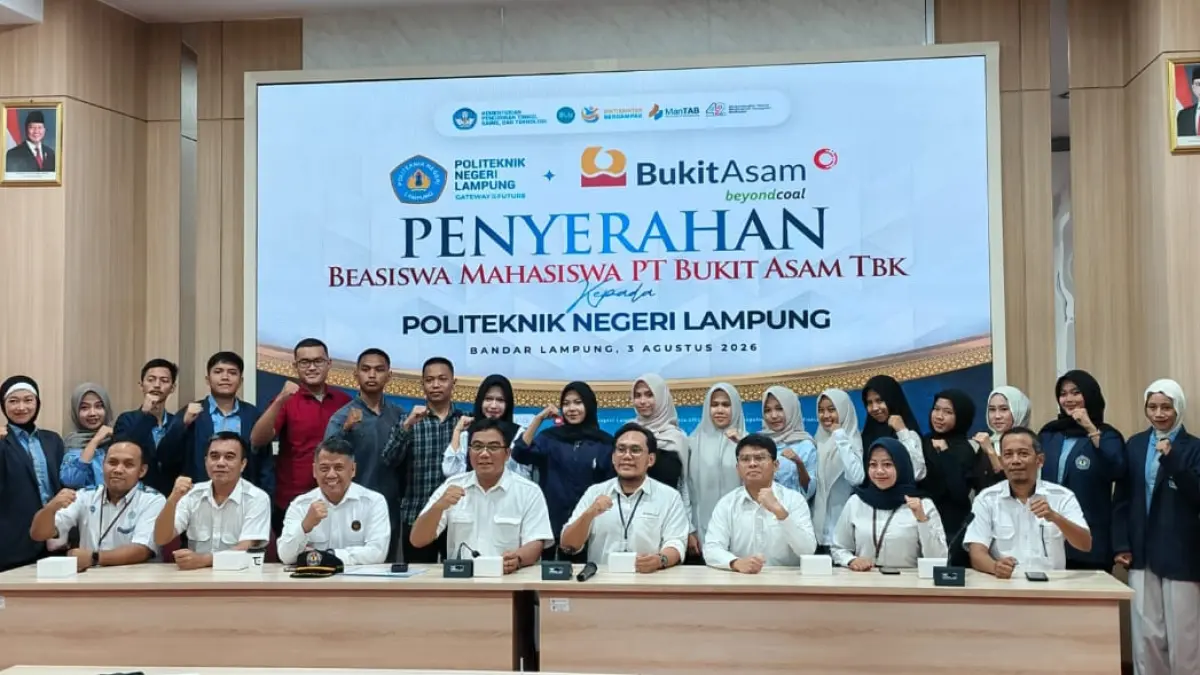 Penyerahan Beasiswa BIDIKSIBA PTBA 2026 kepada siswa penerima untuk melanjutkan pendidikan di Politeknik Negeri Lampung. (Foto: Corcom PTBA)