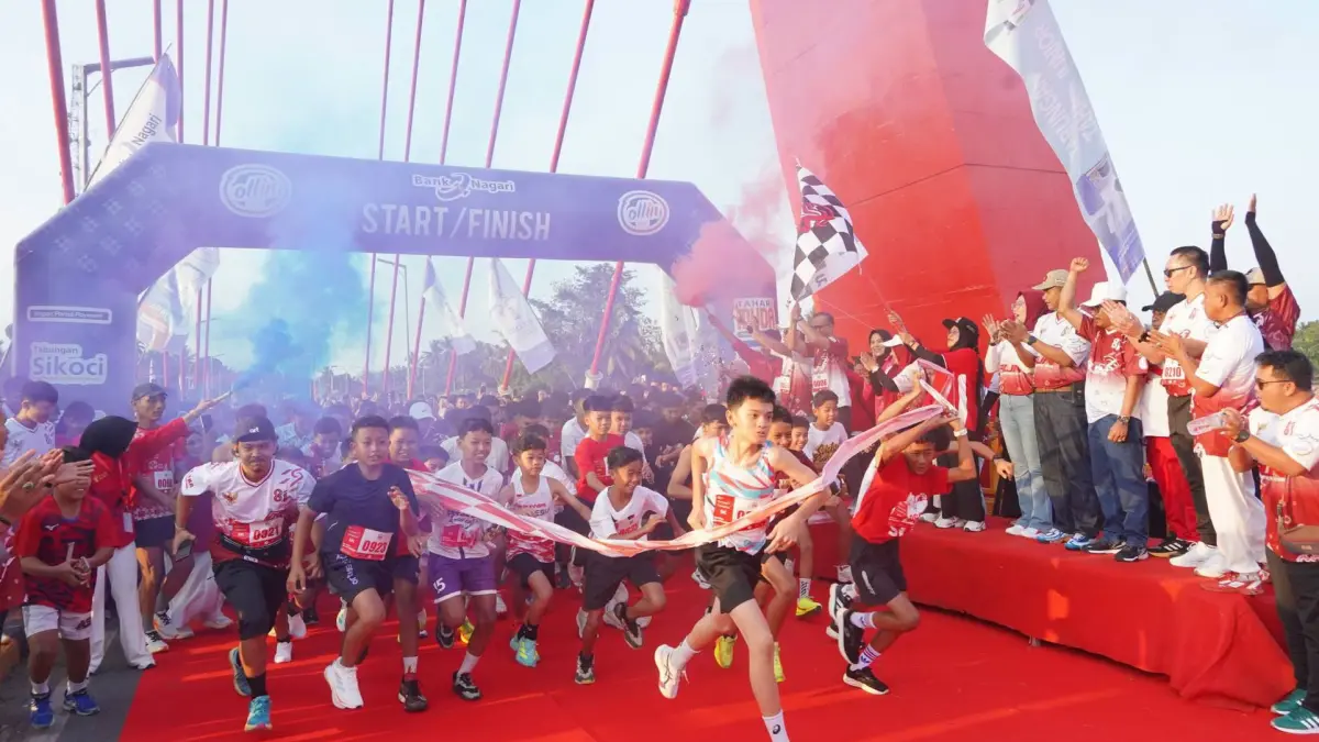 Ribuan peserta meramaikan Dharmasraya Merah Putih Run 2026 di Jembatan Kabel Dharmasraya dalam rangka HUT ke-81 RI.