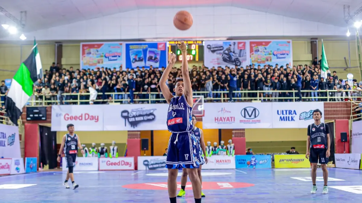 SMAN 1 Payakumbuh melawan SMAN 6 Padang pada DBL West Sumatra 2026 di GOR Prayoga Padang. (Foto: DBL for Padek)