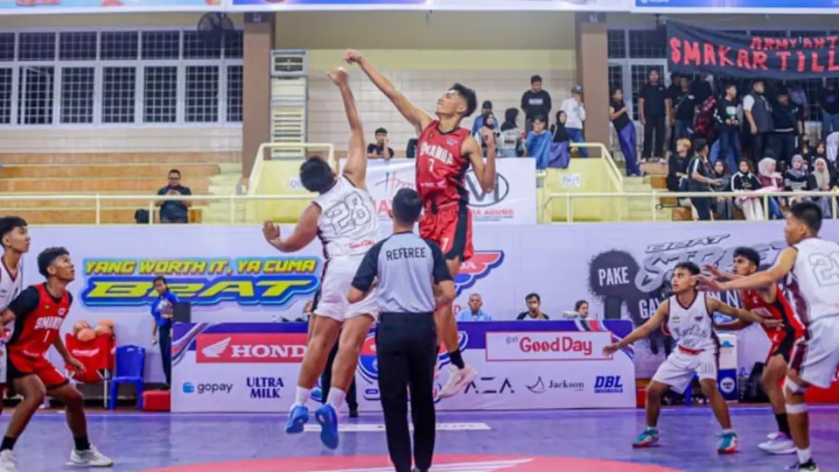 Tim basket putra SMAN 2 Bukittinggi tampil dominan saat mengalahkan SMA Kartika 1-5 dengan skor 67-5 di Honda DBL 2026 West Sumatra. (Foto: DBL for Padek)