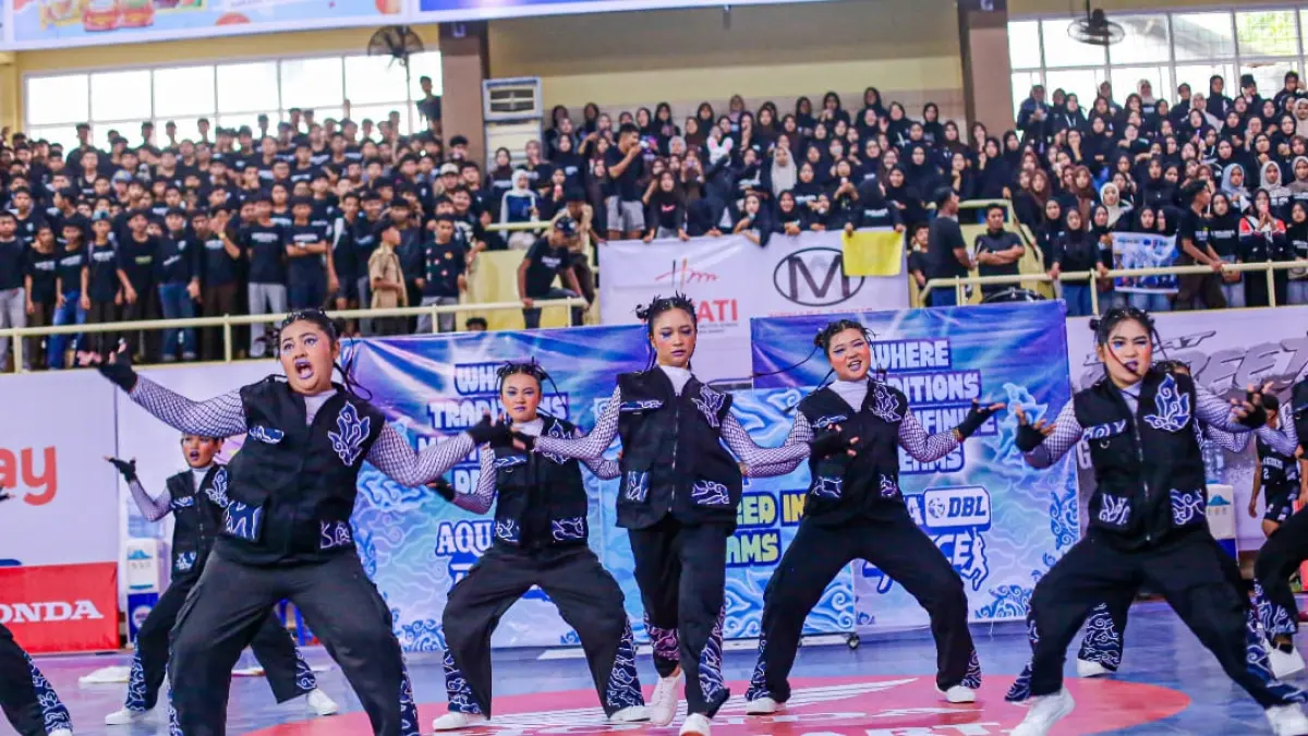 Tim dance SMA Kalam Kudus tampil memadukan budaya Indonesia dan budaya luar dengan unsur batik Mega Mendung di AQUA DBL Dance 2026 West Sumatra. (Foto: DBL for Padek)