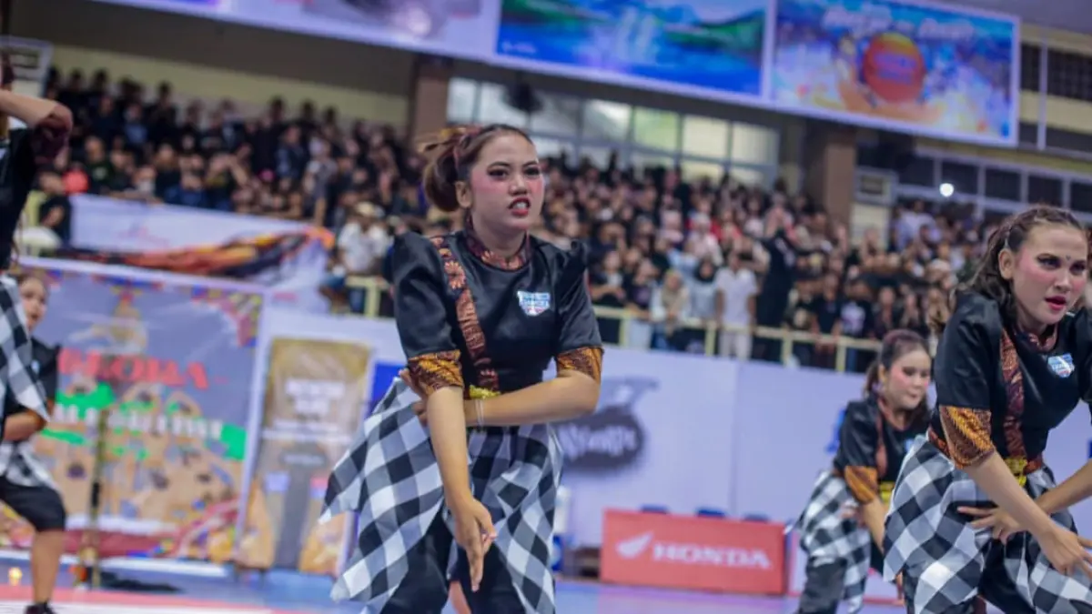 Tim dance SMAN 13 Padang tampil membawakan konsep Gelora Bumi Pertiwi yang memadukan adat Bali dan dance modern di AQUA DBL Dance 2026 West Sumatra.(Foto: DBL for Padek)