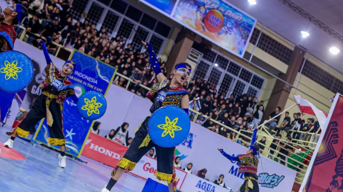 Tim dance SMAN 3 Payakumbuh tampil mengangkat budaya NTT dan pesan pelestarian komodo di AQUA DBL Dance 2026 West Sumatra. (Foto: DBL for Padek)
