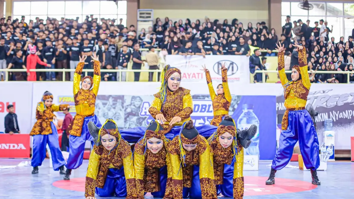 Tim dance SMAN 5 Padang tampil dengan konsep 100 Persen Batik yang memadukan gerakan tradisional, modern, dan hip-hop di AQUA DBL Dance 2026 West Sumatra. (Foto: DBL for Padek)