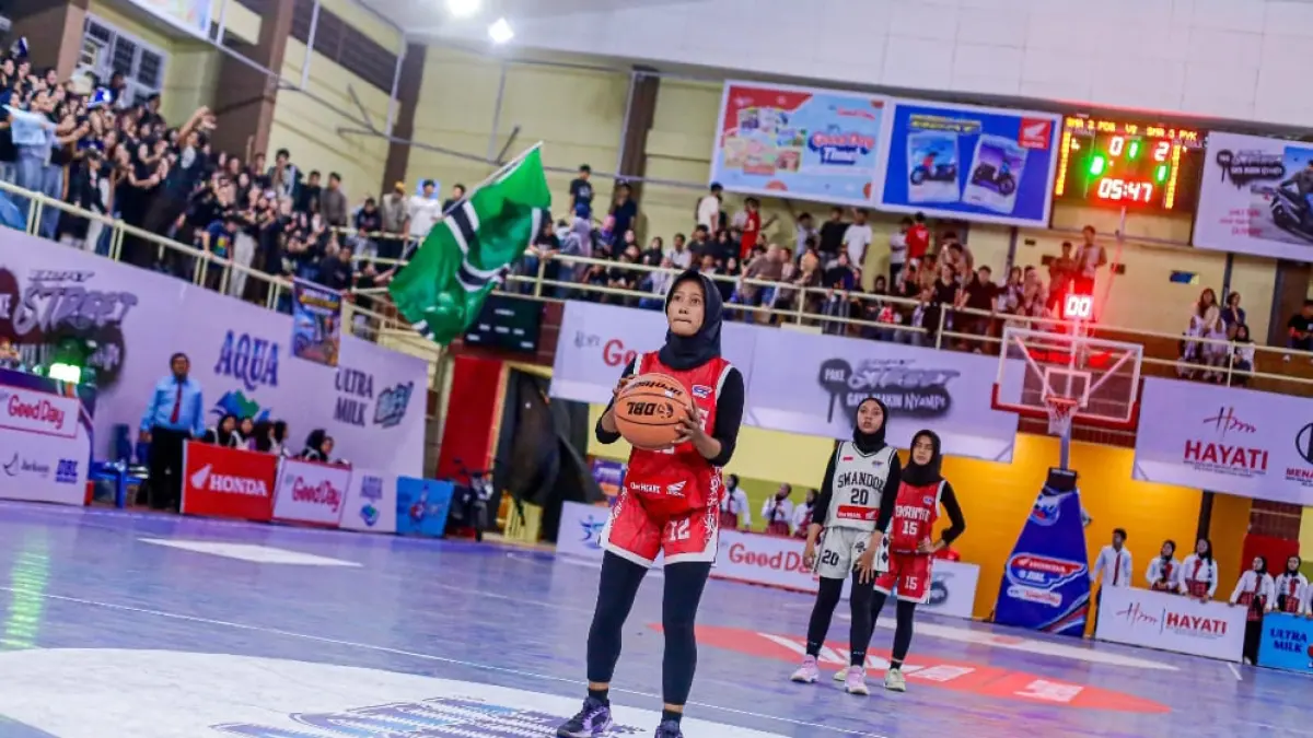 Tim putri SMAN 3 Payakumbuh tampil dominan saat mengalahkan SMAN 2 Padang dengan skor meyakinkan 29-1 pada Honda DBL with Kopi Good Day 2026 West Sumatra.(Foto: DBL for Padek)