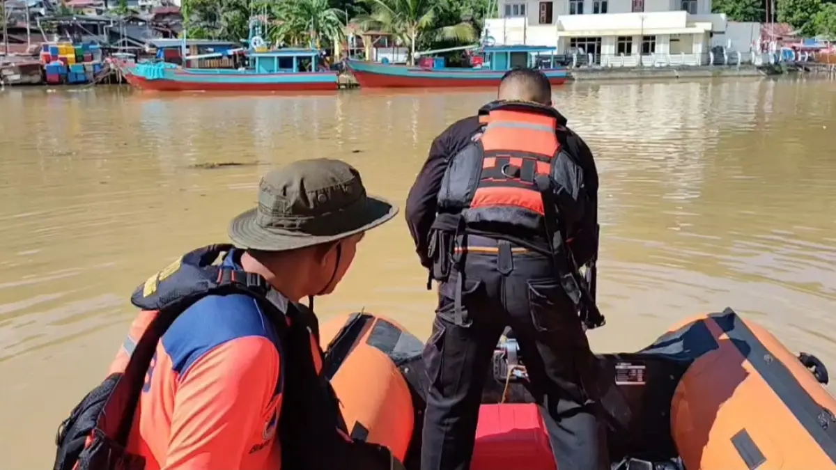 Tim SAR gabungan menyisir aliran Sungai Batang Arau, Padang, menggunakan perahu karet, Sabtu (15/8/2026). (Foto: BPBD Padang)