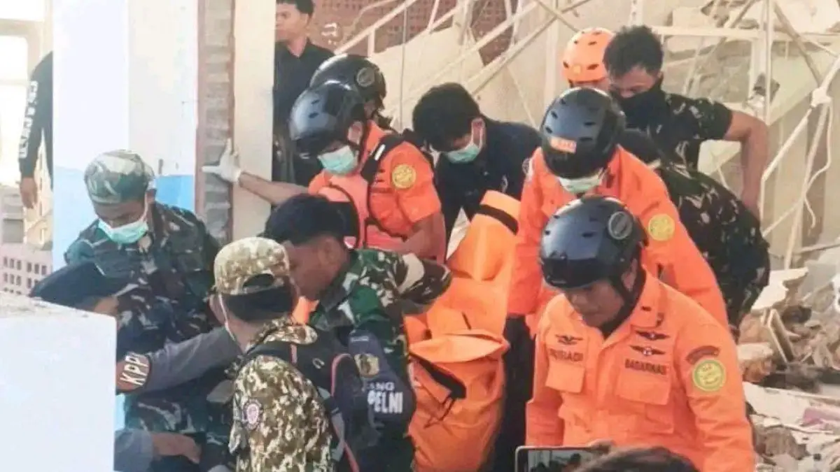 Tim SAR mengevakuasi korban gempa M7,7 di kawasan Pelabuhan El Say, Kabupaten Sikka, NTT. Data korban masih diverifikasi tim di lapangan, Sabtu (15/8/2026).