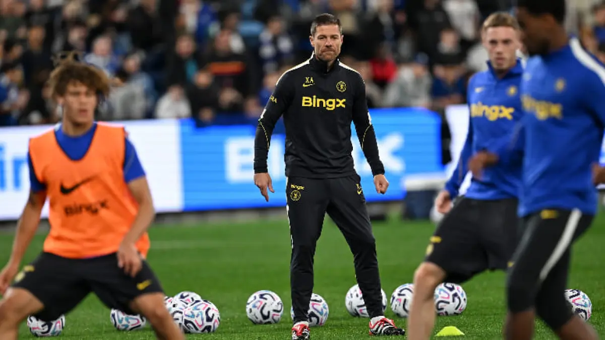 Xabi Alonso memimpin latihan Chelsea. Malam ini, timnya menghadapi Real Sociedad pada pertandingan uji coba pramusim di Stamford Bridge. (Foto: chelseafc.com)