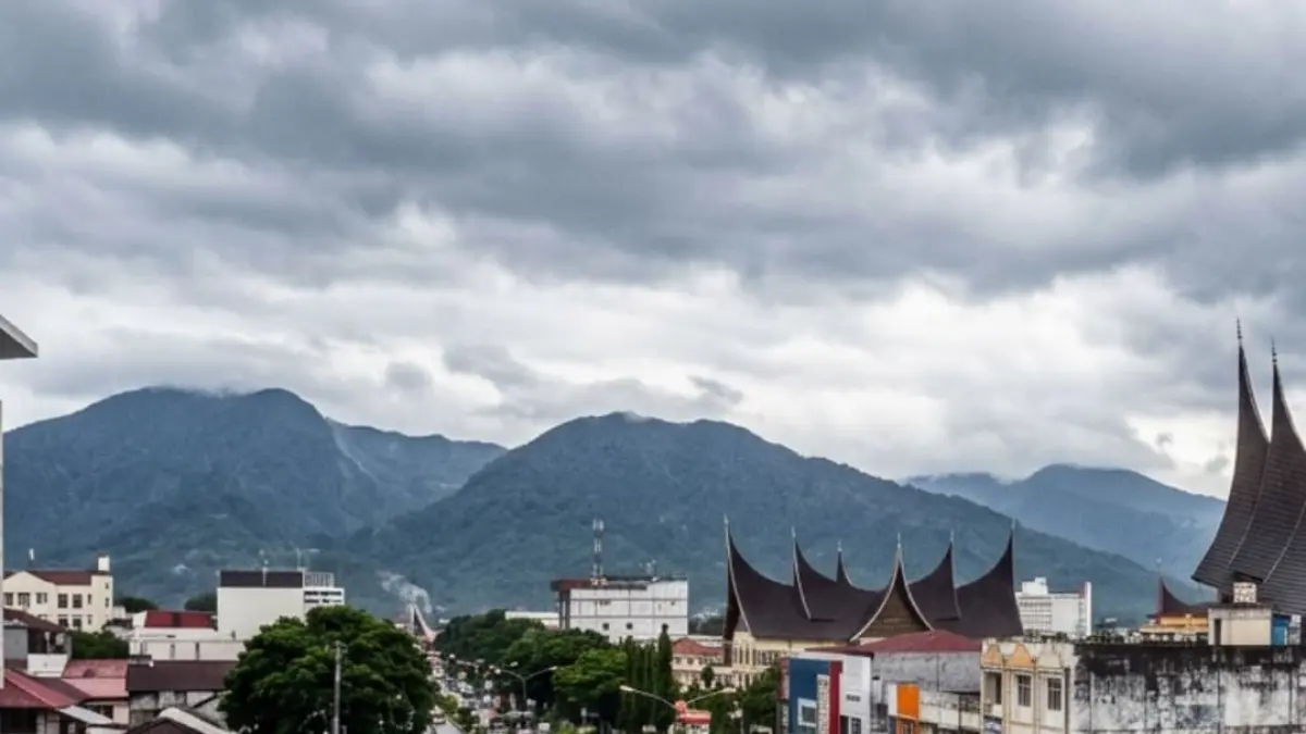 BMKG memprakirakan hujan sedang hingga lebat berpotensi melanda sejumlah wilayah Sumbar pada 16-18 Agustus 2026. (Foto ilustrasi AI)
