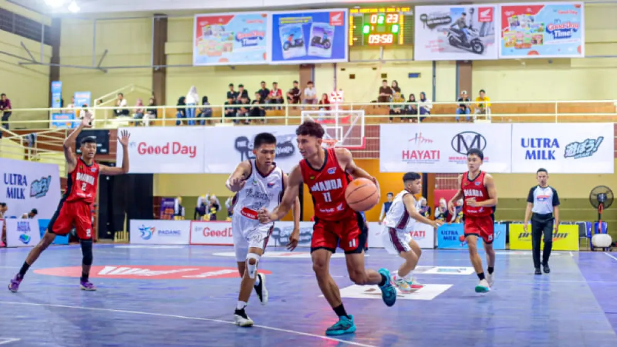 Dava Egriansyah (jersei putih) ketika berusaha menjaga salah satu pemain SMAN 2 Bukittinggi. (Foto: DBL)