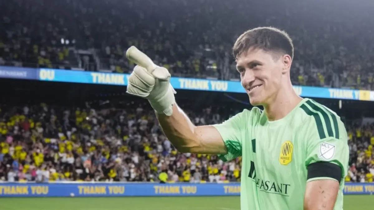 Kiper Nashville SC Brian Schwake yang menggagalkan penalti Lionel Messi saat timnya menang 4-1 atas Inter Miami di MLS.(Foto: X @NashvilleSC)
