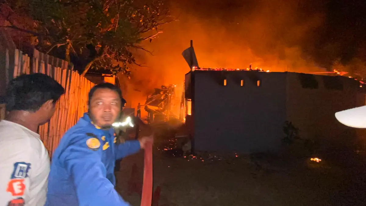 Lima rumah terbakar di Padang Tiaka, Payakumbuh, Sabtu malam. Tidak ada korban jiwa, kerugian material ditaksir Rp500 juta.