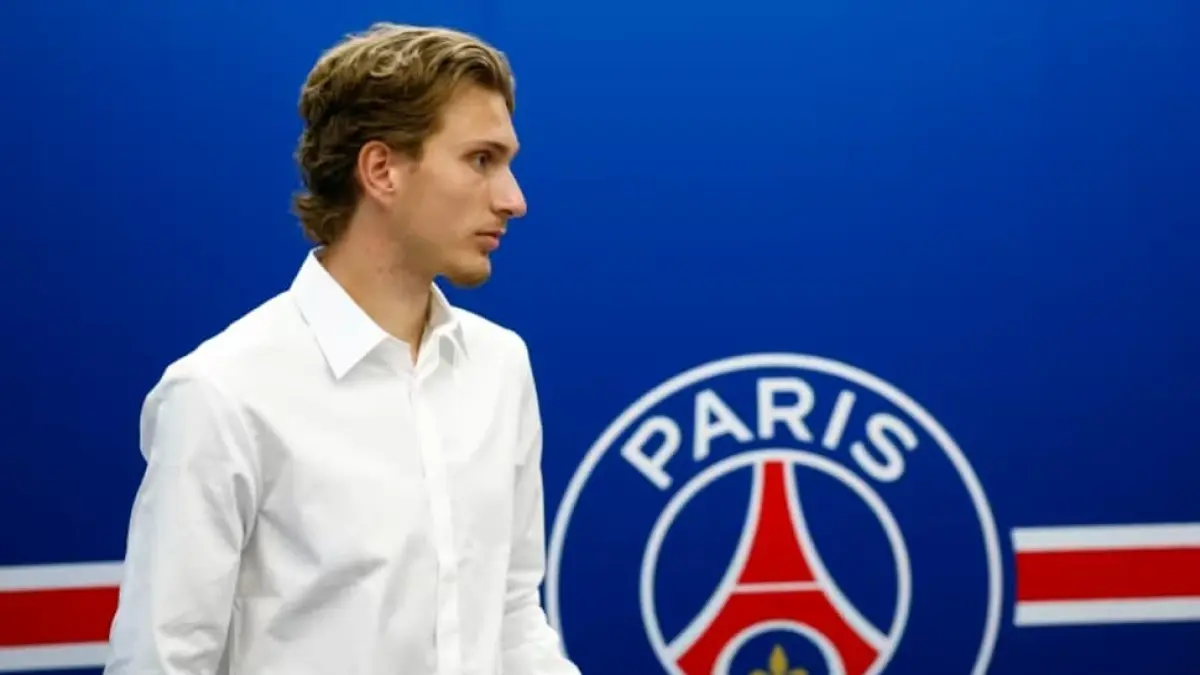 Mika Godts resmi bergabung dengan PSG dari Ajax setelah mencetak 17 gol dan 12 assist di Eredivisie musim 2025-2026.(Foto: PSG.fr)