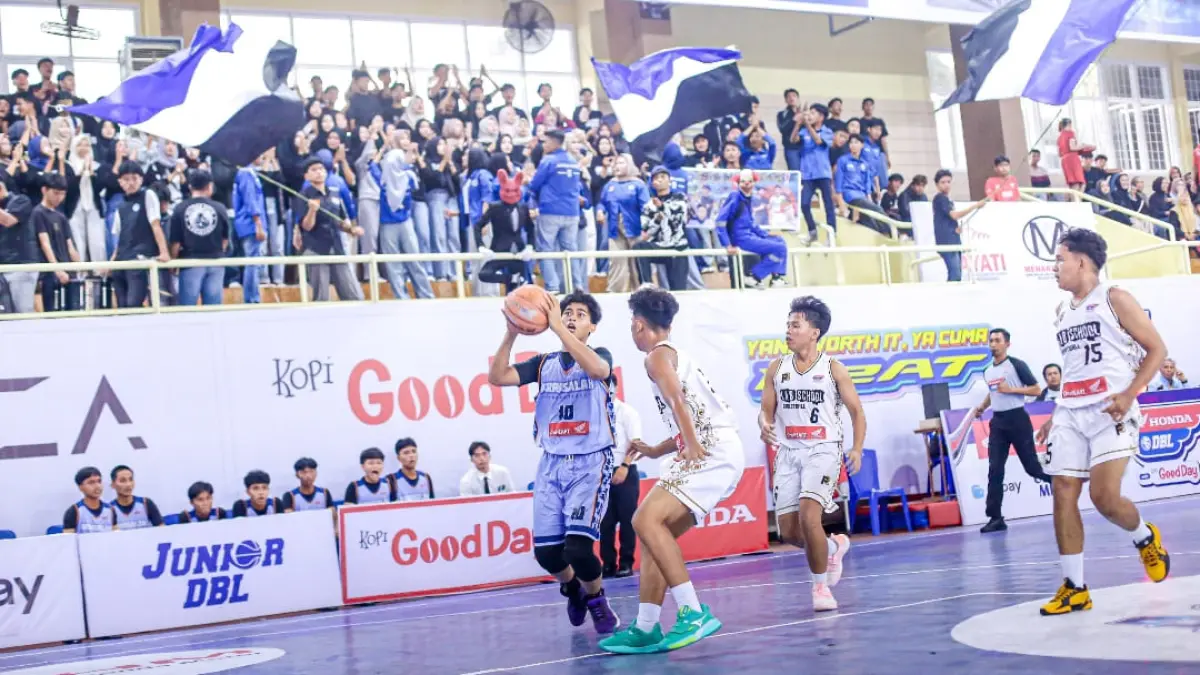 Pemain MA Ar Risalah menguasai pertandingan saat menang 66-12 atas SMA Pembangunan Laboratorium UNP di Honda DBL 2026 West Sumatra. (Foto: DBL for Padek)
