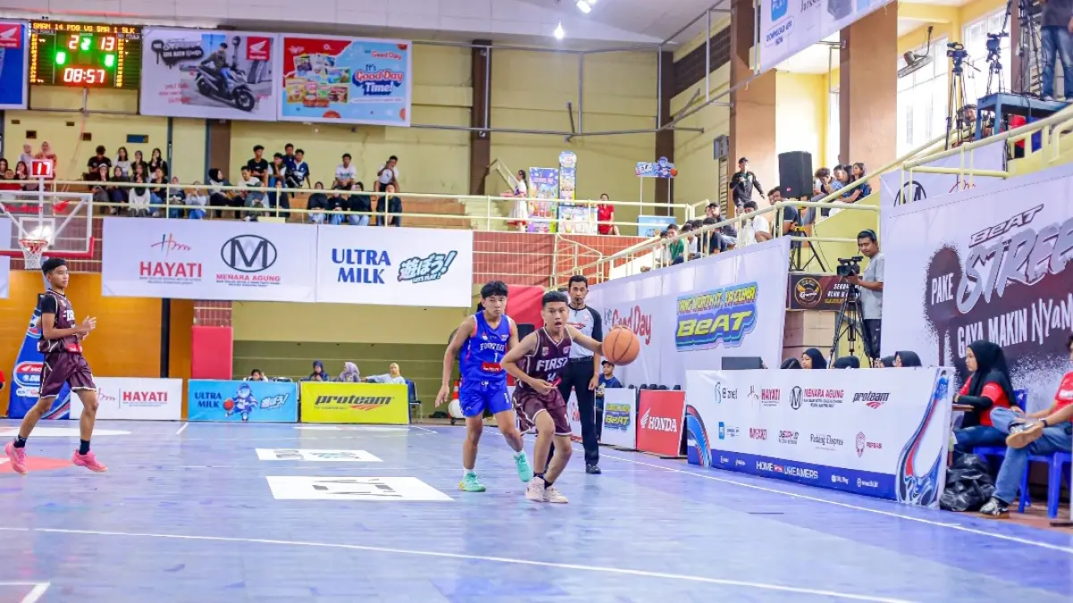 Pemain SMAN 1 Solok beraksi saat menang 39-11 atas SMAN 14 Padang di DBL 2026 West Sumatra. (Foto: DBL for Padek)