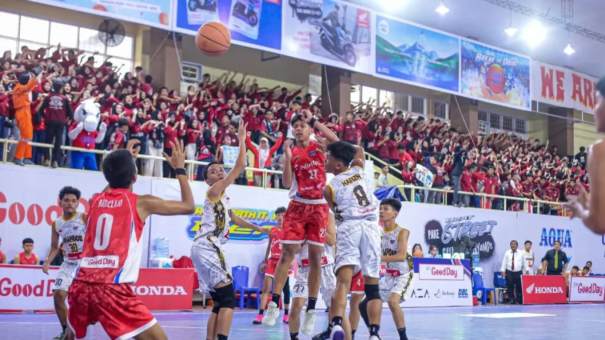 Pemain SMAN 3 Padang dan SMAN 2 Padang bersaing ketat pada Honda DBL 2026 West Sumatra yang berakhir 26-25.(Foto: DBL for Padek)