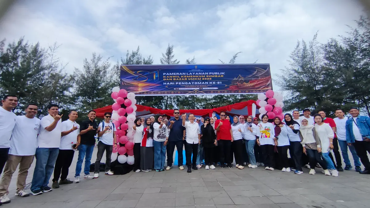 Plt. Kepala Kanwil Kemenkum Sumbar, Alpius Sarumaha, bersama jajaran dan pemangku kepentingan saat Pameran Layanan Publik dan Bazar UMKM 2026 di Pantai Padang, Minggu (16/8/2026).