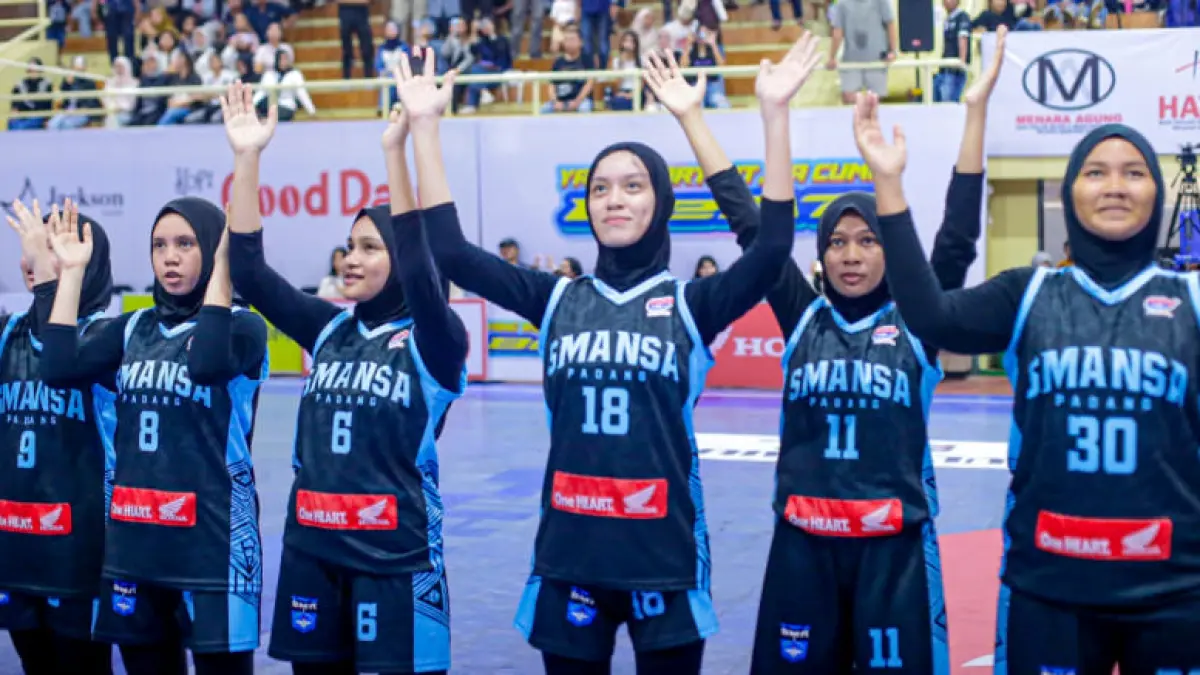 Queen Zhakira (jersei nomor punggung 18) merupakan penggawa SMAN 1 Padang yang punya banyak prestasi. (Foto: DBL)