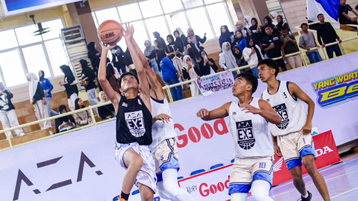 Tim basket 3x3 SMAN 1 Payakumbuh bertanding melawan SMAN 13 Padang pada babak Big 8 AZA 3X3 Competition 2026. (Foto: DBL for Padek)