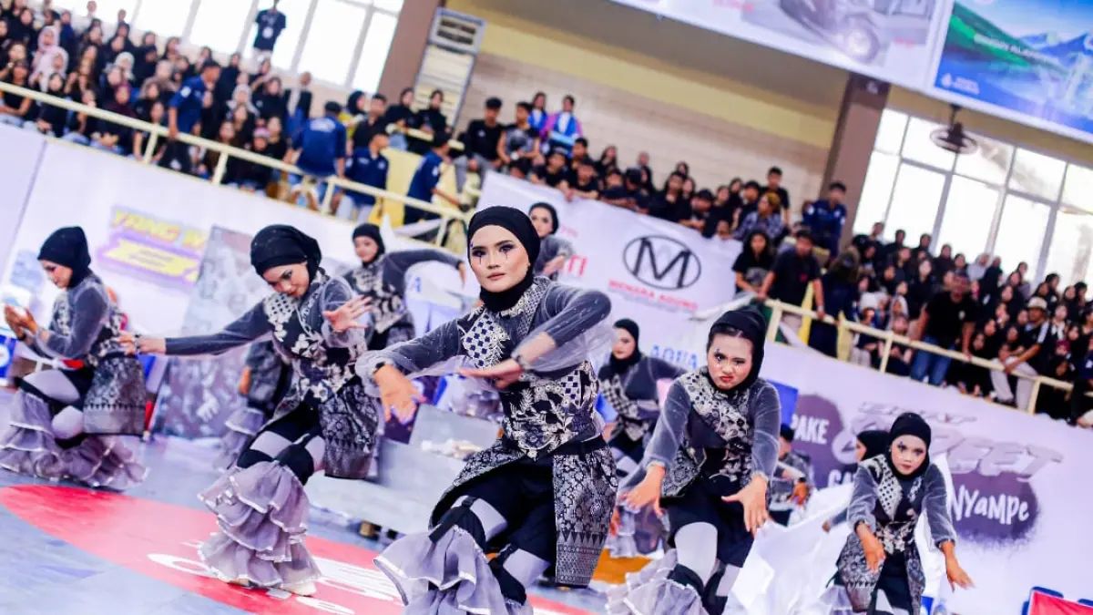Tim dance SMA 1 Payakumbuh menampilkan koreografi kisah pejuang perempuan Minangkabau Siti Manggopoh di Aqua DBL Dance 2026 West Sumatra.(Foto: DBL for Padek)