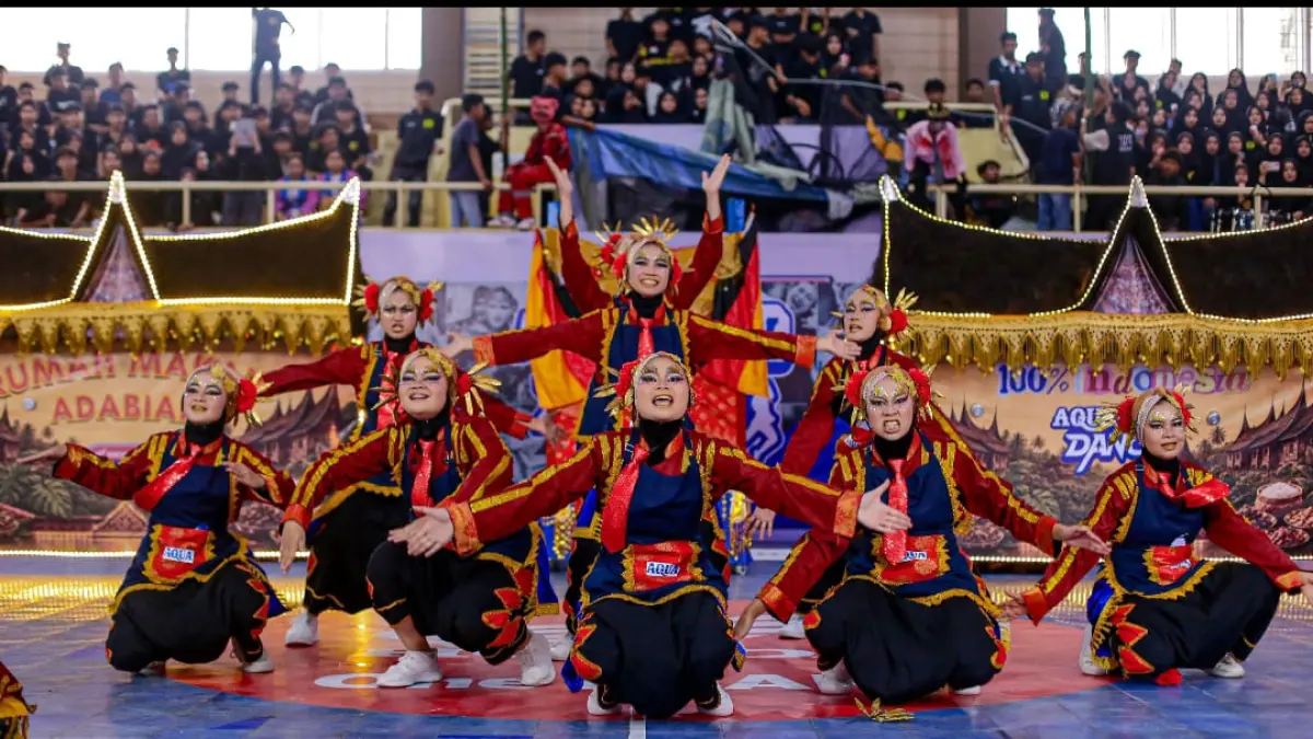Tim dance SMA Adabiah 1 Padang menampilkan “Wonderful of Minangkabau” dengan unsur Tari Piring, budaya dan kuliner Sumatera Barat di DBL Dance 2026.(Foto: DBL for Padek)