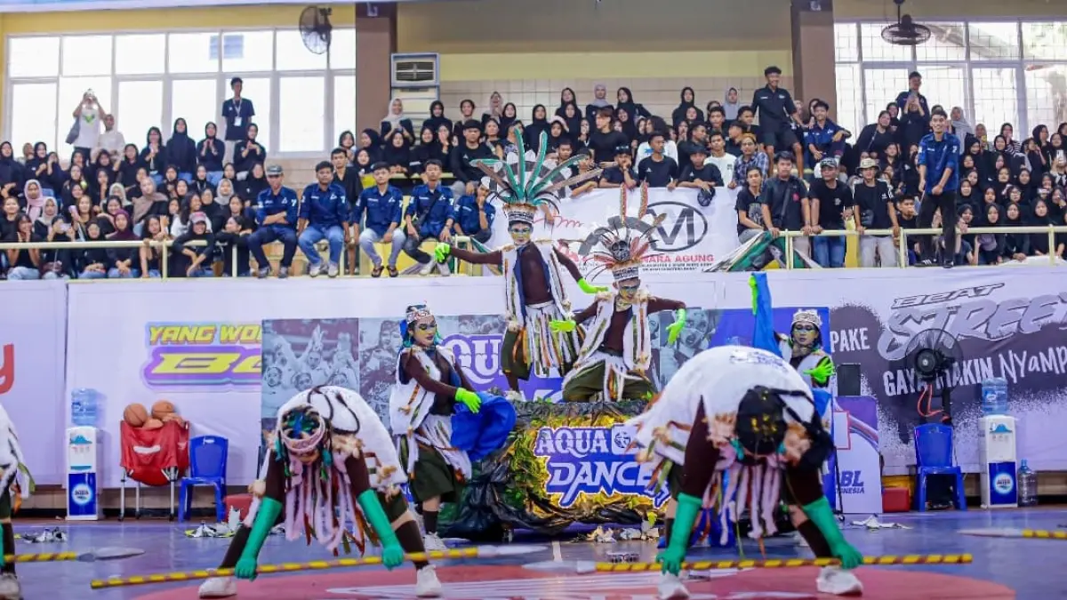Tim dance SMAN 6 Padang membawakan “Rimba Raya Khatulistiwa” dengan perpaduan tari Dayak dan modern di Aqua DBL Dance 2026 West Sumatra.(Foto: DBL for Padek)