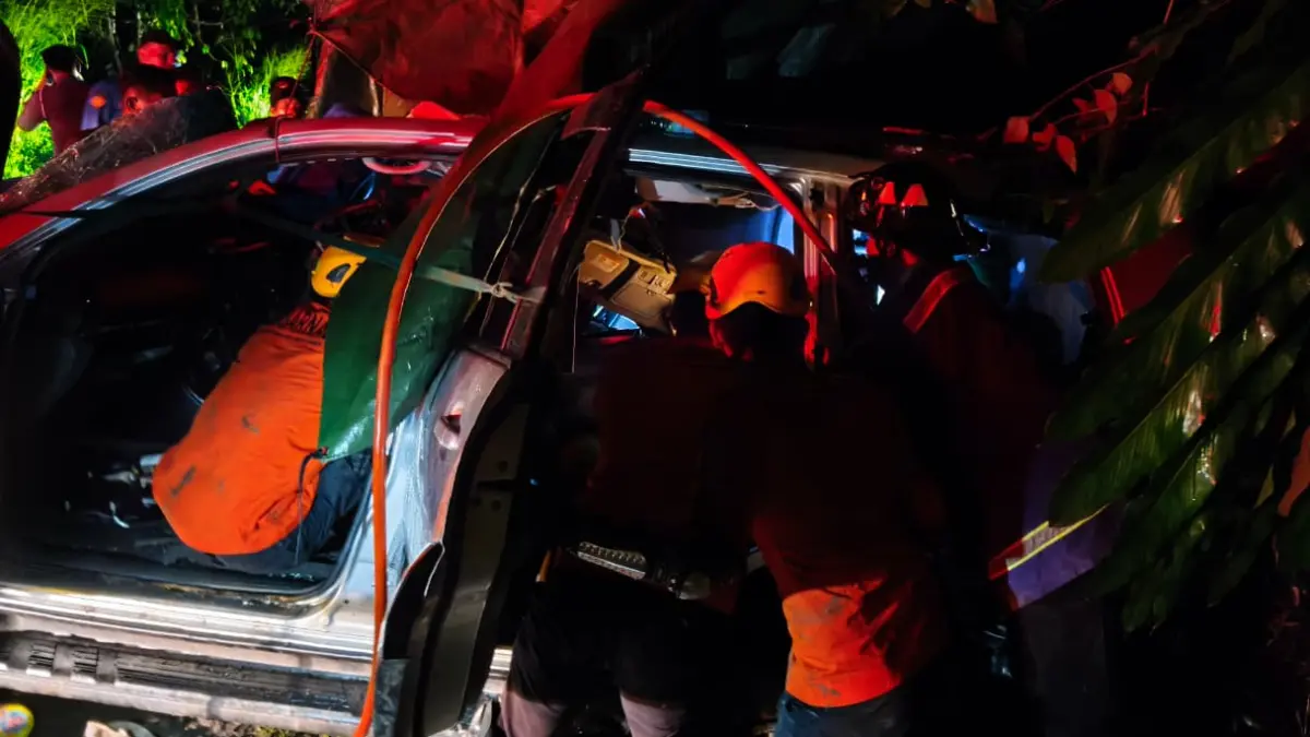 Tim SAR Gabungan mengevakuasi warga Pekanbaru yang terjepit di dalam mobil akibat tabrakan di Kelok 17, Koto Alam, Kabupaten Limapuluh Kota, Sumatera Barat, Minggu dini hari (16/8/2026).