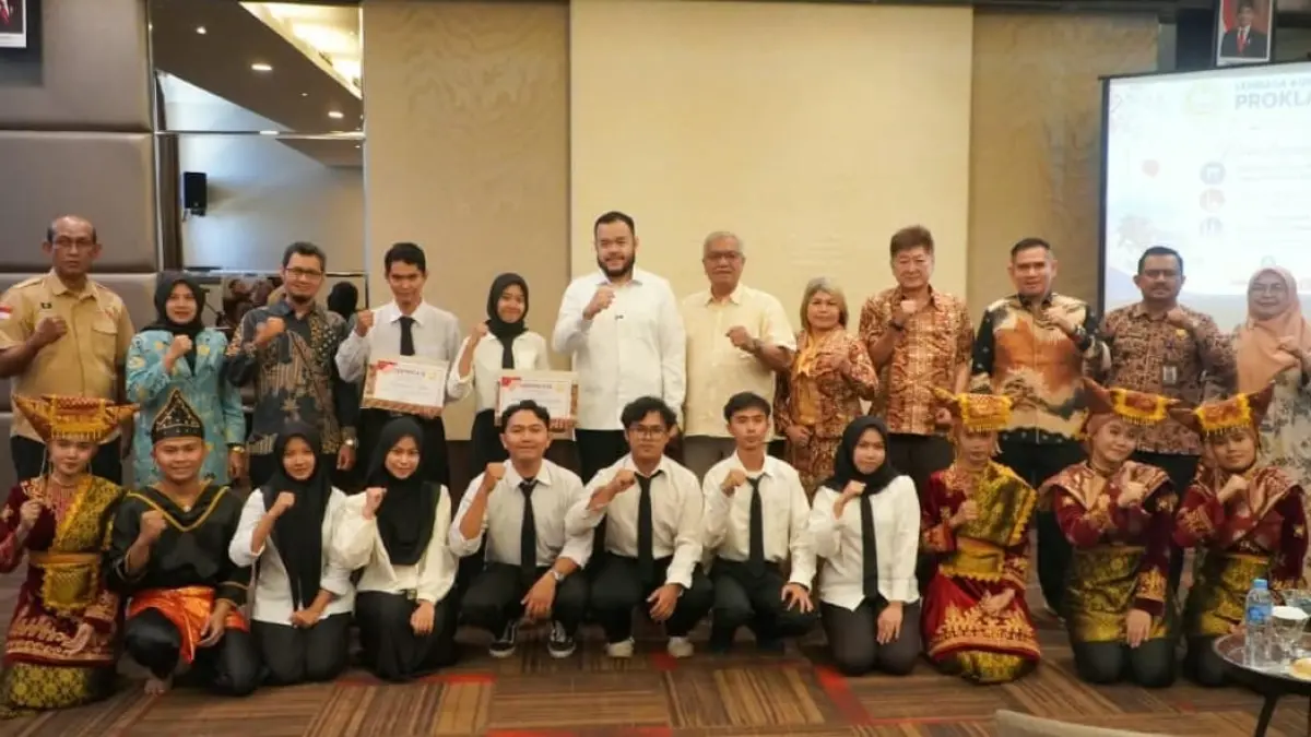 Wali Kota Padang Fadly Amran bersama peserta pelatihan kerja yang akan mengikuti program ke Jepang dan Turki di HW Hotel.(Foto: Diskominfo)