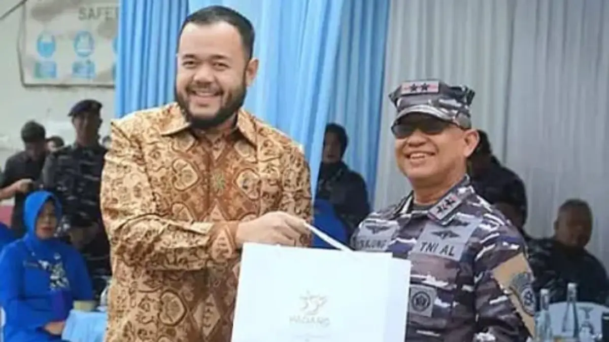 Wali Kota Padang Fadly Amran menghadiri pelepasan KRI Teluk Kendari-518 di Dermaga IV Pelabuhan Teluk Bayur, Minggu 16 Agustus 2026.(Foto: Diskominfo)