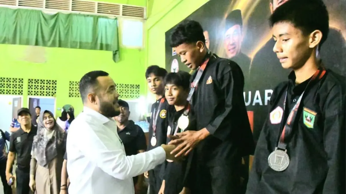 Wali Kota Padang Fadly Amran menutup Kejuaraan Pencak Silat Wali Kota Cup II 2026 di GOR FKKSP PT Semen Padang.(Foto: Diskominfo)