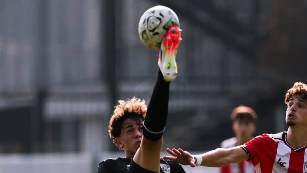 Dinis Pereira, keponakan Cristiano Ronaldo mencetak dua gol saat membawa Vitoria Guimaraes U-17 menang 4-1 atas Leixoes. (Foto: Instagram @dinisp010)