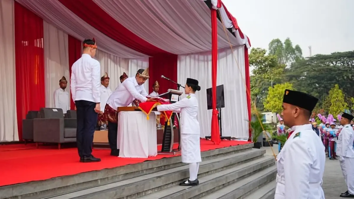 Direktur Utama PT Bukit Asam Bambang Ismawan memimpin upacara peringatan HUT ke-81 Kemerdekaan Republik Indonesia. (Foto: Corcom PTBA)