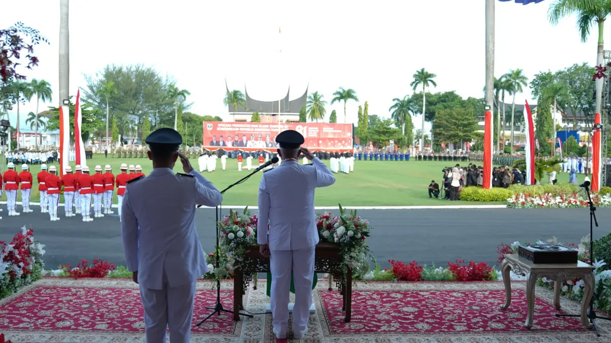 Gubernur Sumbar Mahyeldi bertindak sebagai Inspektur Upacara Peringatan HUT ke-81 Kemerdekaan Republik Indonesia di halaman Istana Gubernur Sumbar, Senin (17/8/2026).