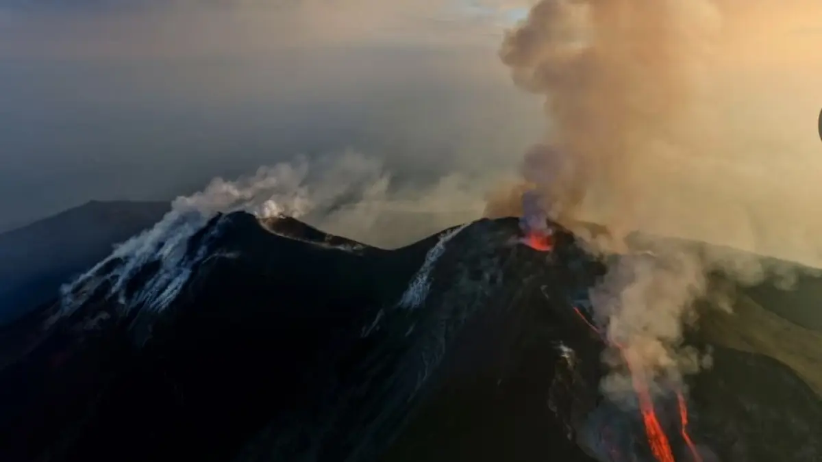 Gunung Etna di Sisilia, Italia, tempat pria Amerika Serikat tewas tersambar petir di kawasan Valle del Bove yang ditutup untuk umum.(Foto: FB Etna Walk)