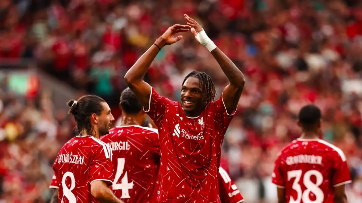 Jeremy Jacquet merayakan gol debutnya saat Liverpool unggul 2-0 atas Como pada babak pertama pertandingan di Anfield. (Foto: X @LFC)